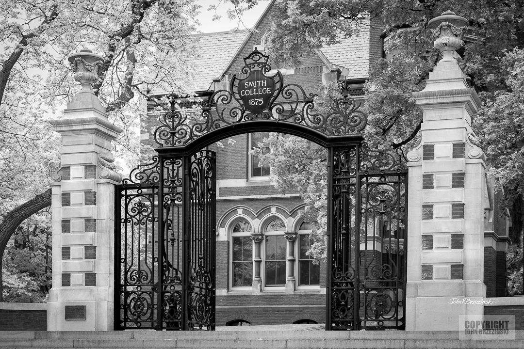 universityicons's tweet photo. Today's featured university icon is the College Gate at Smith College in Northhampton, Massachusetts.
https://t.co/XuJFUh19Yx 

@smithcollege #SmithCollege https://t.co/c17iI6lFOk
