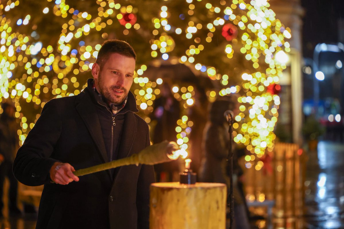 Gradonačelnik Osijeka Ivan Radić u nedjelju je upalio četvrtu svijeću na adventskom vijencu na Trgu pape Ivana Pavla II ispred osječke konkatedrale sv. Petra i Pavla 🔗osijek.hr/gradonacelnik-…