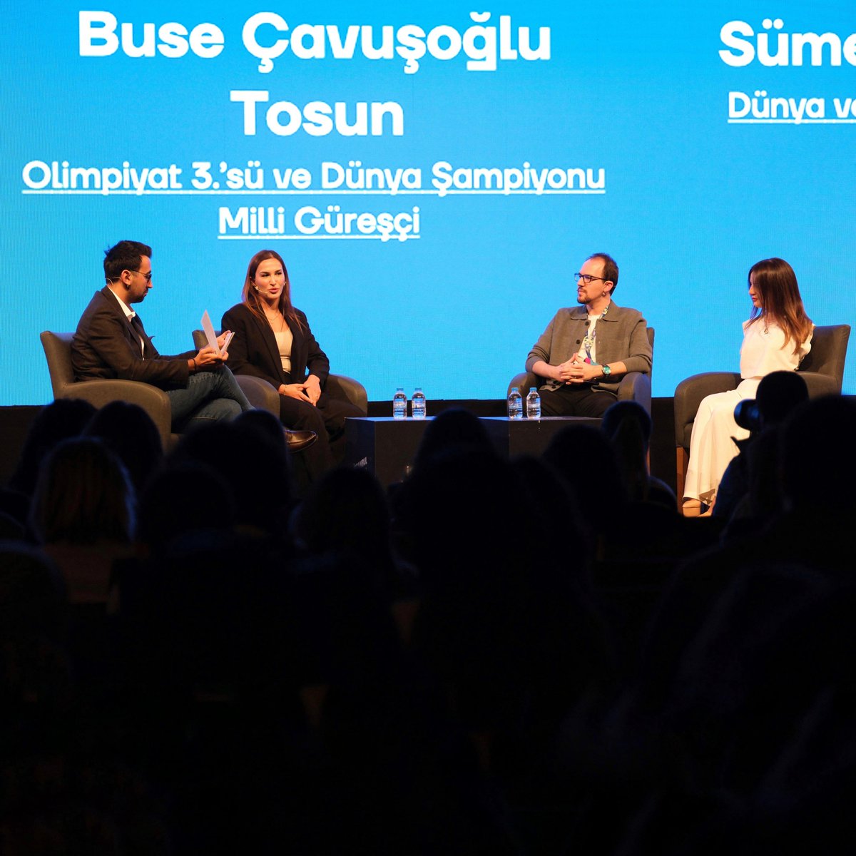 Biz sporcular, başarılarımızın madalya ile takdir edilmesine alışığız. Geçtiğimiz hafta yüzlerce insanın önünde konuşmak ve onların alkışlarıyla desteklendiğini hissetmek ise bambaşka bir duyguydu. ❤️ İstanbul Marketing Summit'te, hayallerime uzanan yolda verdiğim emekleri ve