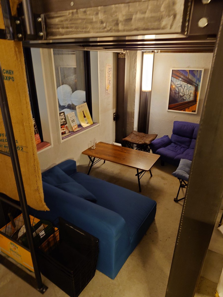 keaton_n18's tweet image. ③ビールにはやっぱりソーセージ。4年前くらいに来た時はなかったけど、パイプ式の二段ベッドがあって、下はソファー席、上はテーブルにクッション。家飲みの雰囲気が味わえます。文字入りのリンゴといいですね。うちの会社も欲しい。#城東閣  #Ripen #ライプン