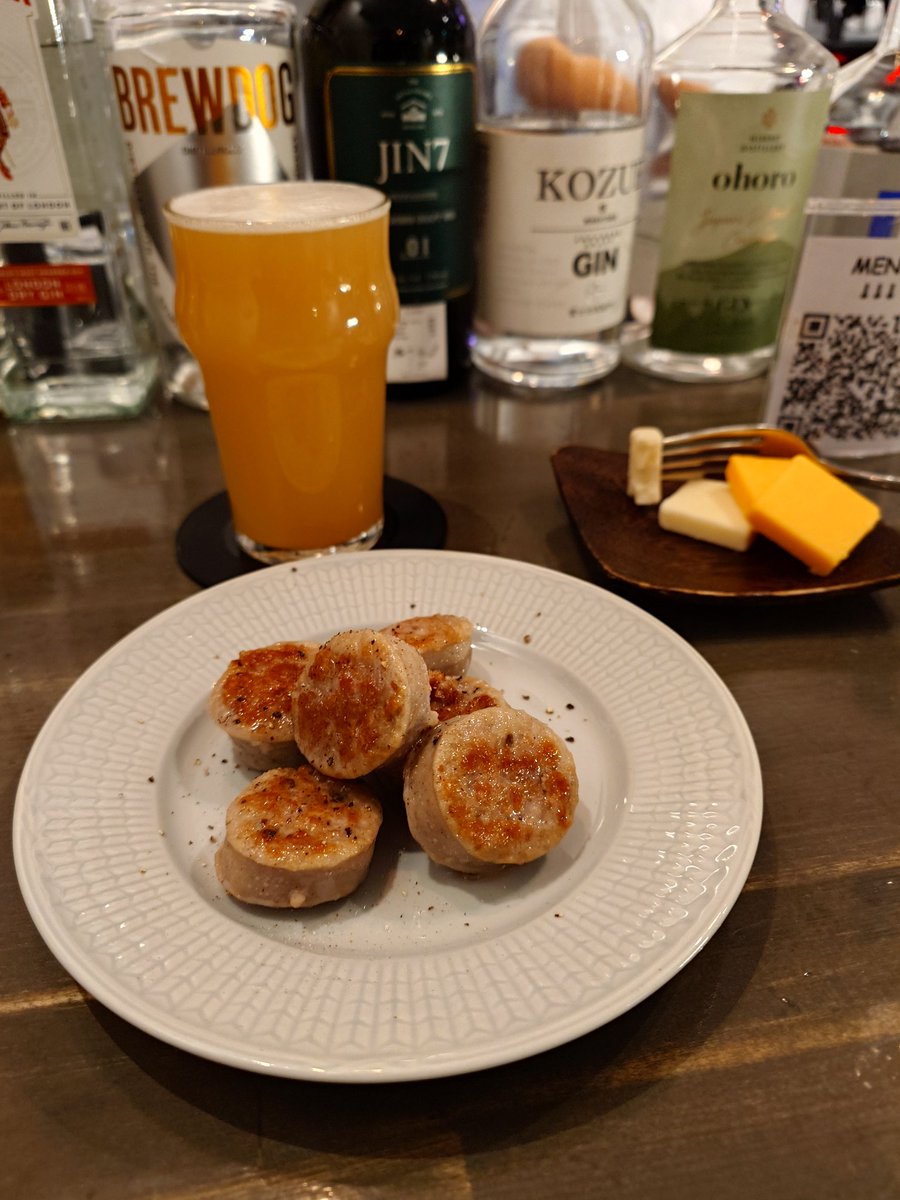 keaton_n18's tweet image. ③ビールにはやっぱりソーセージ。4年前くらいに来た時はなかったけど、パイプ式の二段ベッドがあって、下はソファー席、上はテーブルにクッション。家飲みの雰囲気が味わえます。文字入りのリンゴといいですね。うちの会社も欲しい。#城東閣  #Ripen #ライプン