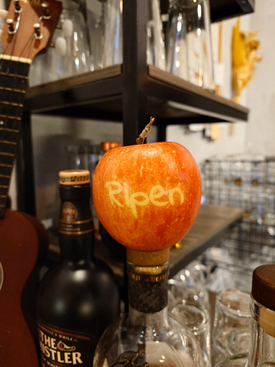 keaton_n18's tweet image. ③ビールにはやっぱりソーセージ。4年前くらいに来た時はなかったけど、パイプ式の二段ベッドがあって、下はソファー席、上はテーブルにクッション。家飲みの雰囲気が味わえます。文字入りのリンゴといいですね。うちの会社も欲しい。#城東閣  #Ripen #ライプン