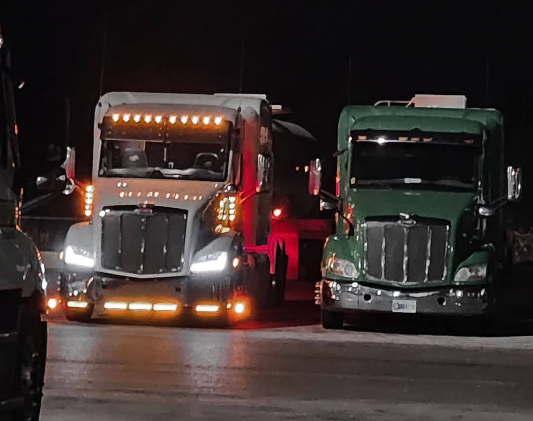 taylorbilt's tweet image. Sometimes when yall tell me that your Dads &amp;amp; Uncles drove trucks, I wonder if I ever ran into them before on the highway. No way to know, but this country is smaller than ya think....