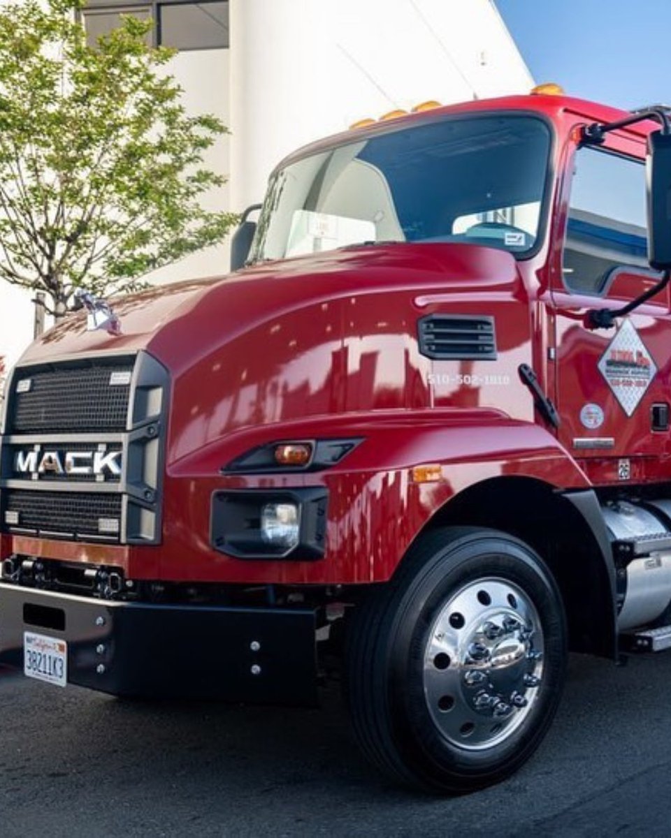MackTrucks's tweet photo. This #MackMD is red, ready, and rolling through the holidays!ππ
π: ZR Towing https://t.co/7n311BnctB