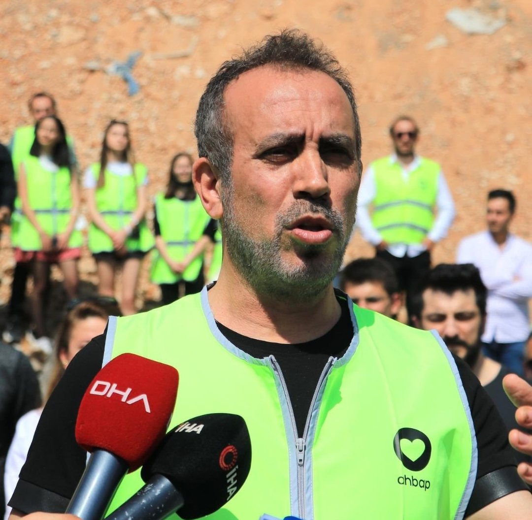 haber_yuzdeyuz's tweet photo. Haluk Levent kalp krizi şüphesiyle hastaneye kaldırıldı.
 Deprem ,sel gibi felaketler de herkese yardım eli uzattı.Kanser hastalarını mutlu etmek istedi. Çocukları mutlu etmek istedi. En son artık olan bitenleri kaldıramadığı için doktor tavsiyesiyle Twitter'dan çekilme kararı almıştı.Kendisine acil şifalar dileriz.#haluklevent #haber