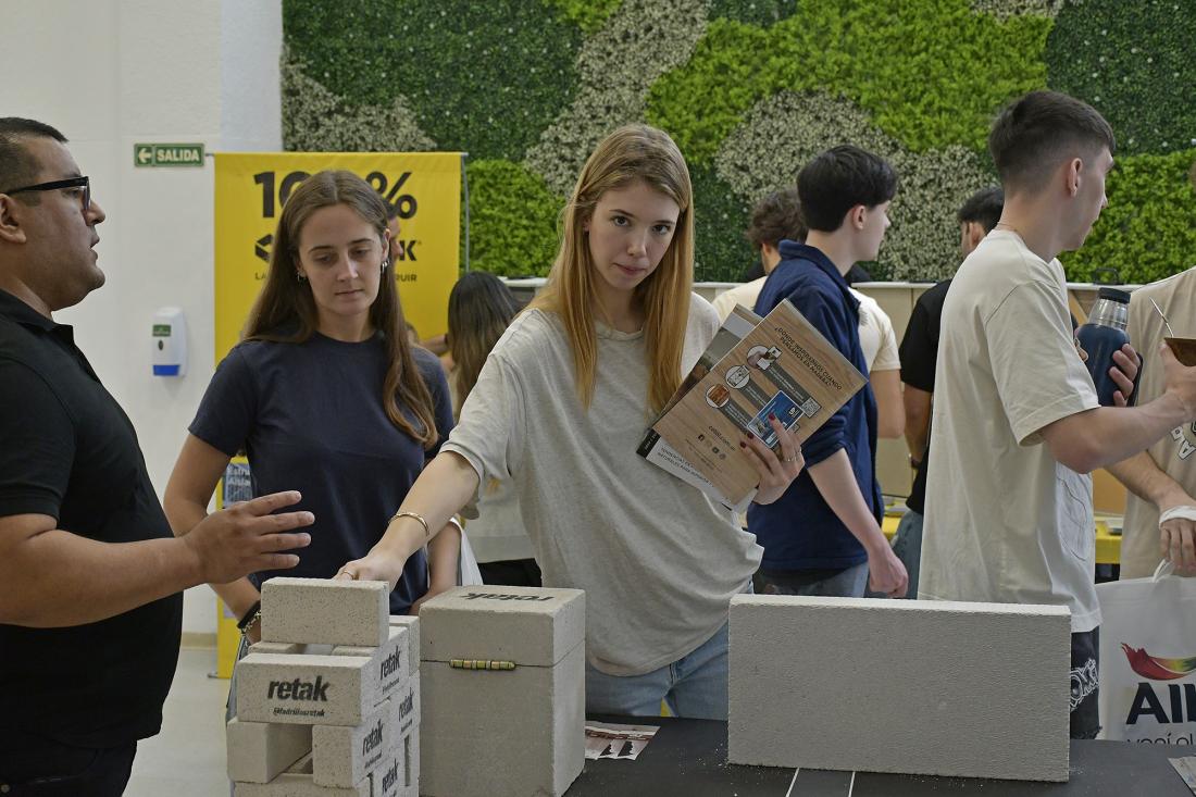 UParquitectura's tweet photo. Un #recap de lo que vivimos en la 2° edición de la Feria de Diseño y Construcción de Espacios en @udepalermo 👷‍♂️🏗️🧱
¡Gracias a @patagoniafASU @durlockoficial Picast, Cetol, @InterieurForma y Wagg Estudio y todas las empresas por presentar sus productos y últimas novedades! https://t.co/K9QL4cZnqA