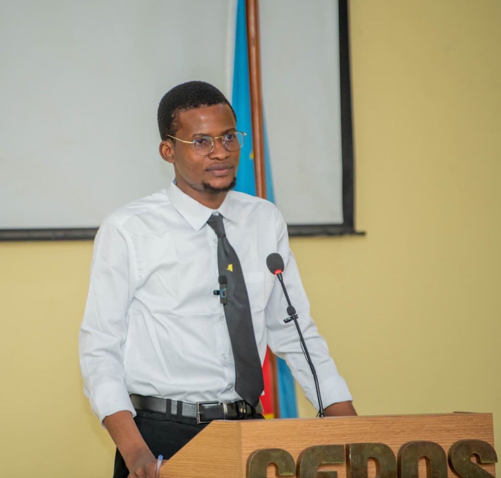 #RDC: Une pensée de <a href="/OnokombaO157/">Nathanael Onokomba</a> 👇👇| “Certains jeunes et hommes politiques vivants des miettes pensent qu’en changeant la constitution, le président de la république respecterait son engagement à ne pas briguer un troisième mandat alors que pour le
Moment, il est dans une