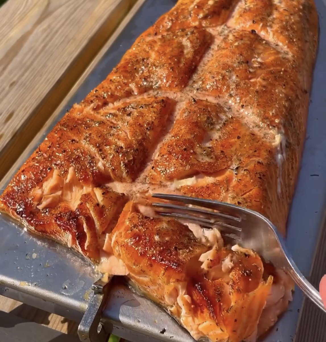 foodietechlab's tweet photo. Flame grilled bbq salmon with dry rubbed spices 🍣!

Smash or pass ? https://t.co/yIZTASgKLX