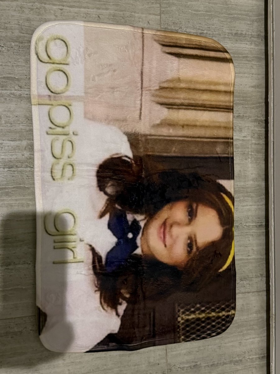FinanAlodibi's tweet photo. Bought a new gossip girl inspired bathroom mat https://t.co/kqRTounsKj