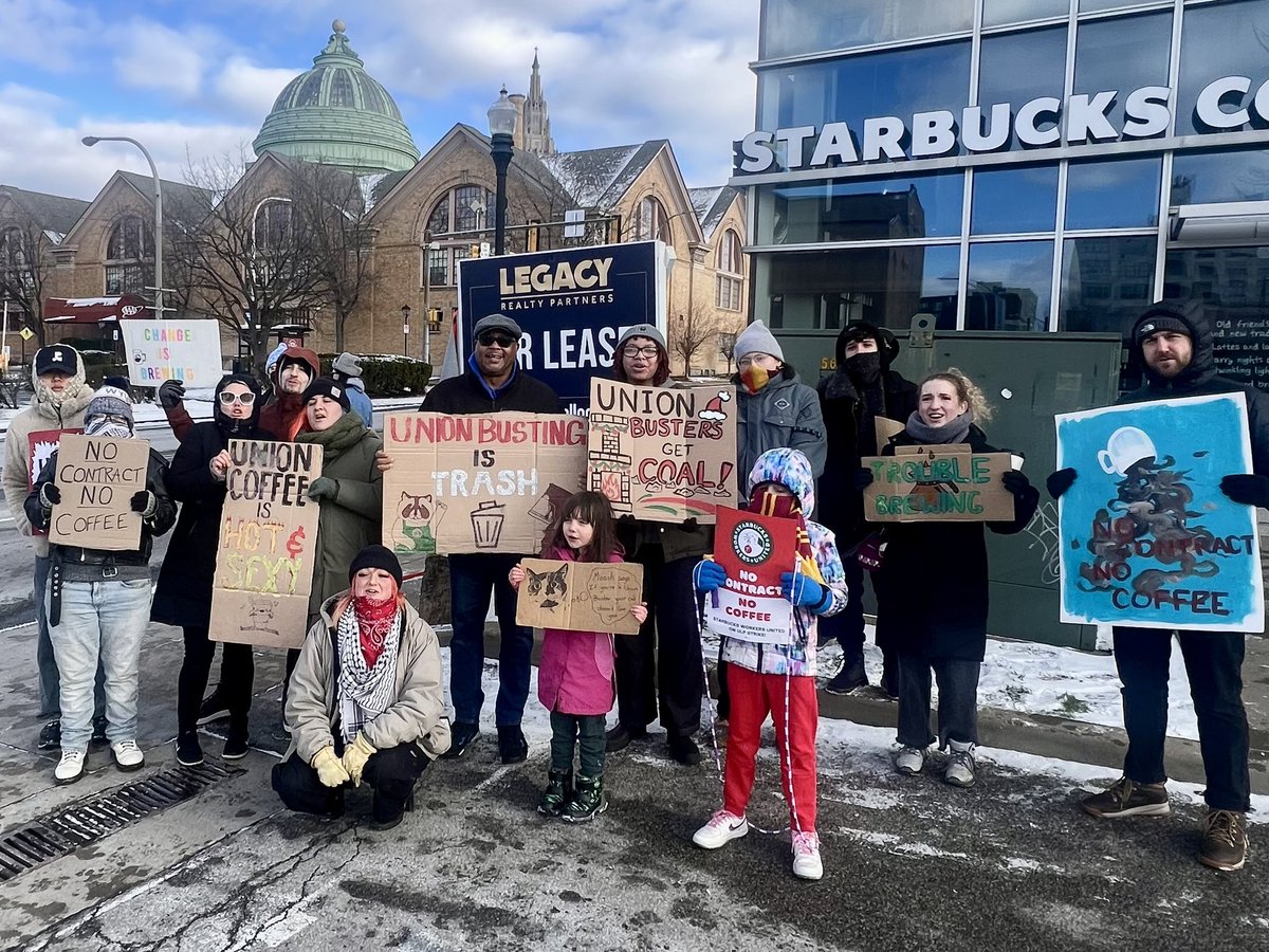 juanagallardo1's tweet photo. 🇺🇸☕️⚒️ "Sin contrato no hay café" gritan los trabajadores de Starbucks que entraron en huelga como los trabajadores de Amazon, en medio de la temporada de compras navideñas. Es la huelga más importante en dos de las principales corporaciones de EE.UU. 
 #NoContractNoCoffee https://t.co/W9mBz5ZcBM
