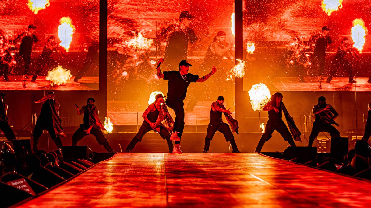Peso Pluma’s 2024 Éxodo Tour brought his fourth studio album to life across North America with a bold, dynamic stage designed by TAIT. Featuring a circular mainstage, thrust, piano lift, and upstage riser! bit.ly/4iQZK36