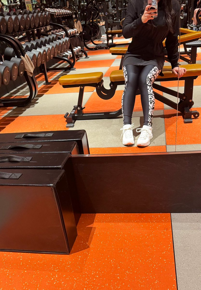 taaa__ma's tweet photo. パーソナルジム🏋️‍♂️バレーボール🏐そしてジムとがっつり運動してますが少しずつしか体型は変わらない（太い足出してごめんなさい）ダイエットが1番の美容ですがクリスマスというケーキ🍰を食べないといけない使命感に駆られてます☺️（絶対だめ）

目標としてる体型になるまではあと2年かかりそうです😂
いくら可愛くなってもスタイルが良くなっても第一印象は良いかもしれませんが中身がなんだかんだ重要ですね🫶
「人にやさしく」
「自分には厳しく」
をモットーに来年は意識しよう✊❤️
