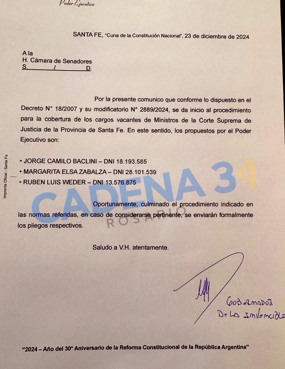 AHORA. El gobernador <a href="/maxipullaro/">Maximiliano Pullaro</a> puso la firma: propone a RUBÉN WEDER (ex fiscal de Estado de Perotti), JORGE BACLINI (ex Fiscal General) y MARGARITA ZABALZA (44 años, secretaría académica en la UNR) para las tres vacantes a cubrir en la Corte Suprema de Justicia de Santa Fe.