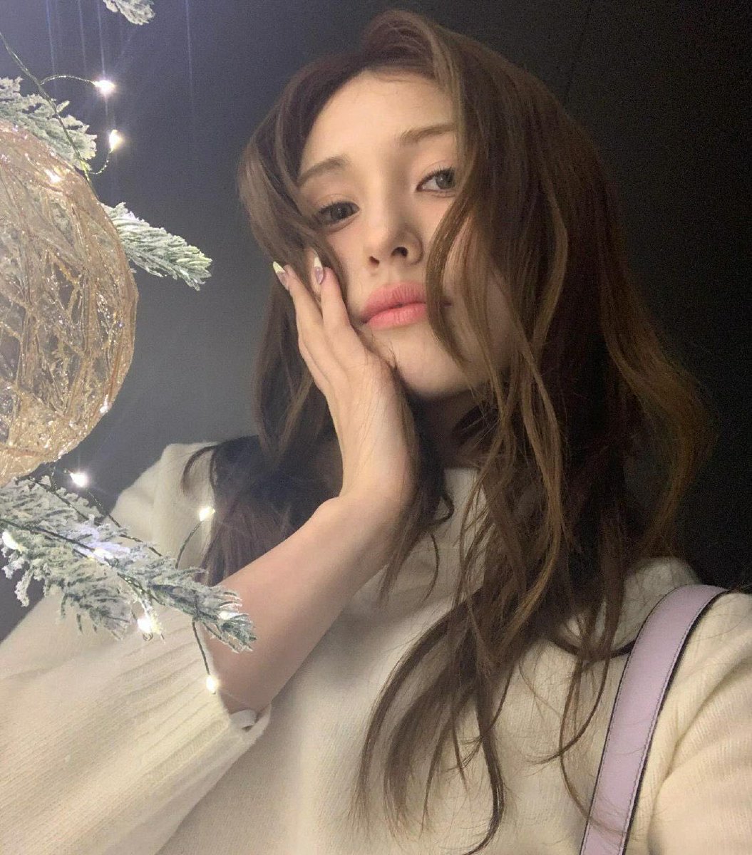 somijeoi's tweet photo. ㅤ 
I seriously can’t believe Christmas Eve is already here tomorrow.🥺 It feels like the season just started, and now we’re one sleep away from all the excitement, tradition, and togetherness. Time, slow down a little!!🤏🏻😖
ㅤ https://t.co/3qxrr0nKzO