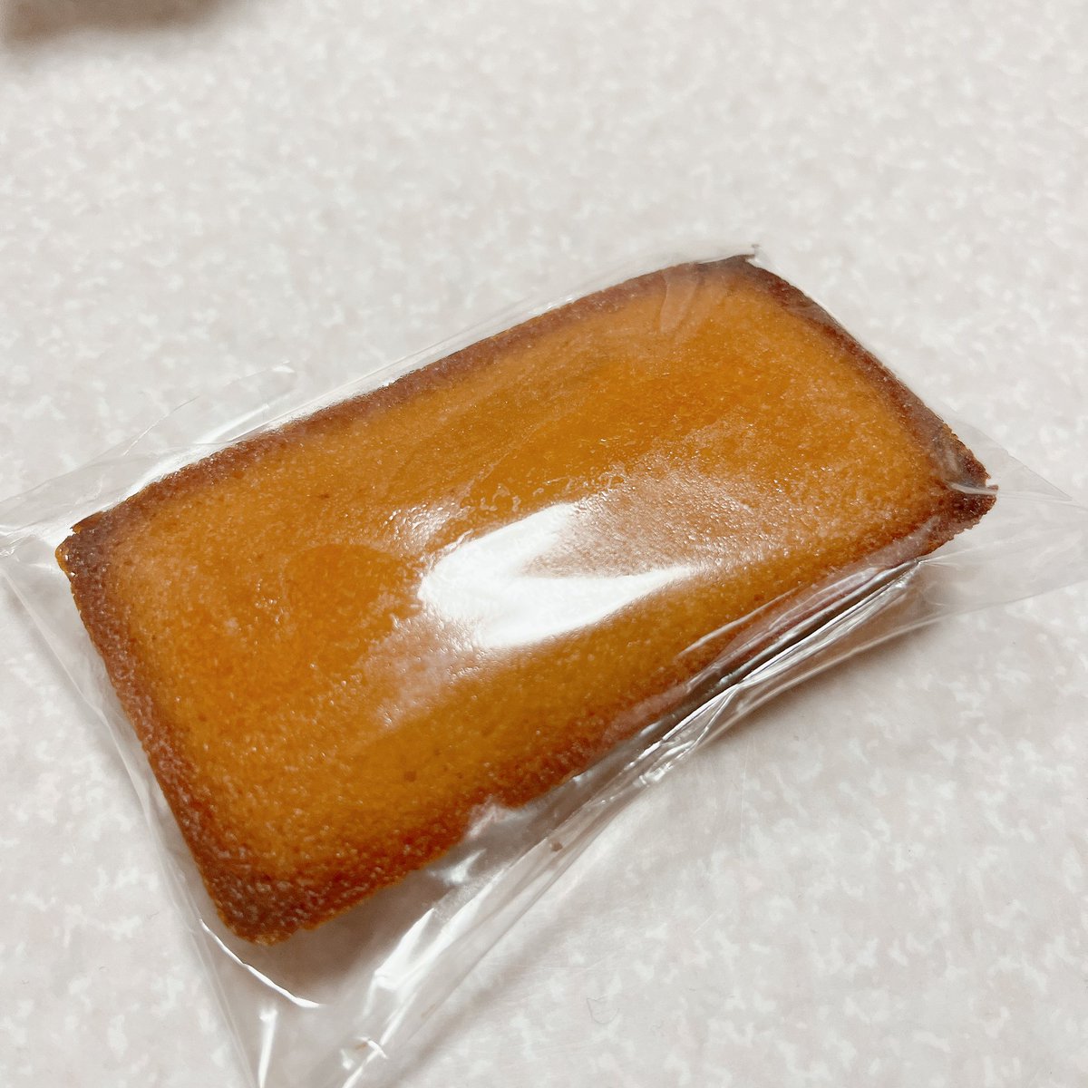 camera_flute's tweet photo. 約1ヶ月前に某ホテルアフタヌーンティーで貰ったフィナンシェがリュックの底から出てきた…のもこわいけど、カビひとつ生えてなさそうなのが1番こわい🙄笑 https://t.co/GjEo8dTEWq