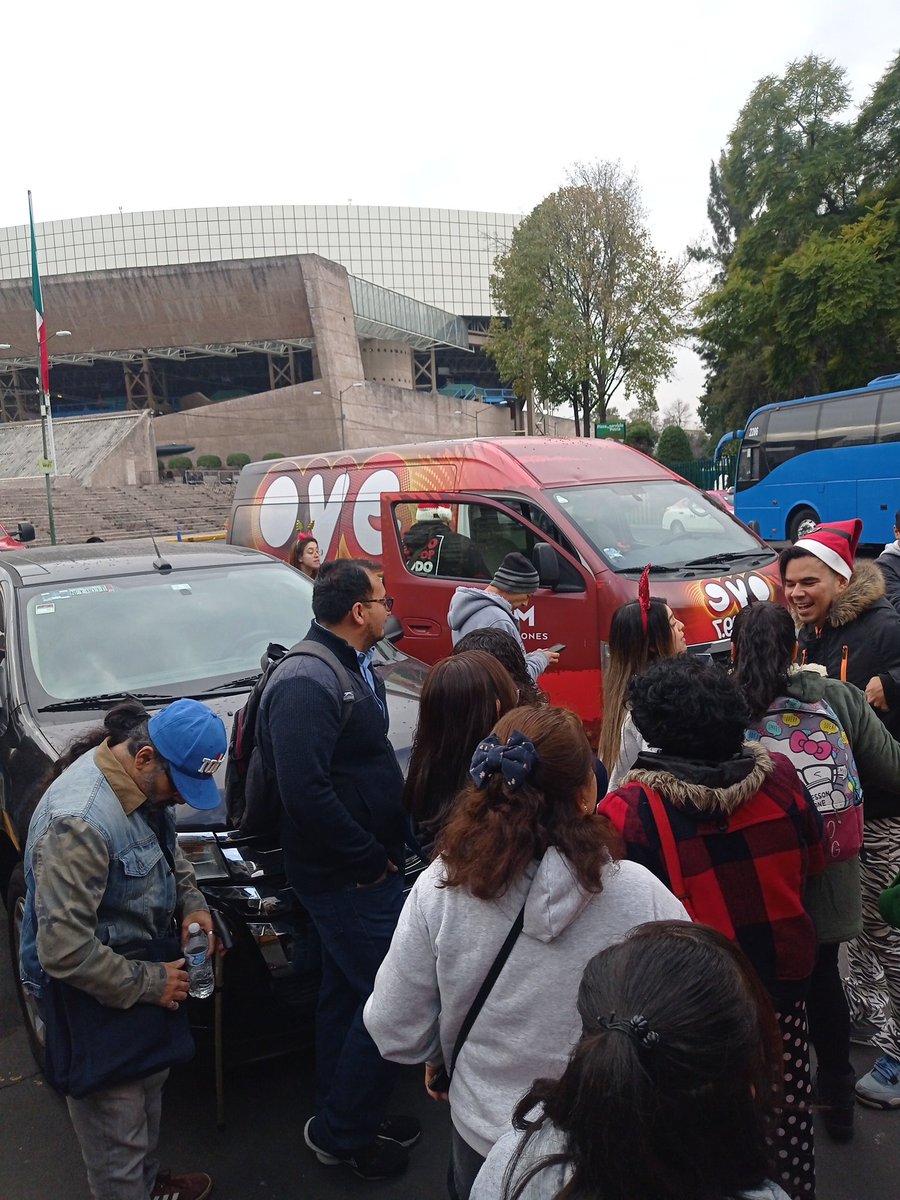 ExaRebeldes's tweet photo. Y desde el @AuditorioMx y el equipo más #Coool opio @Oye897 y nuestros locutores favoritos por qué #OyeRompeConTodo https://t.co/6fYcHgDK9w