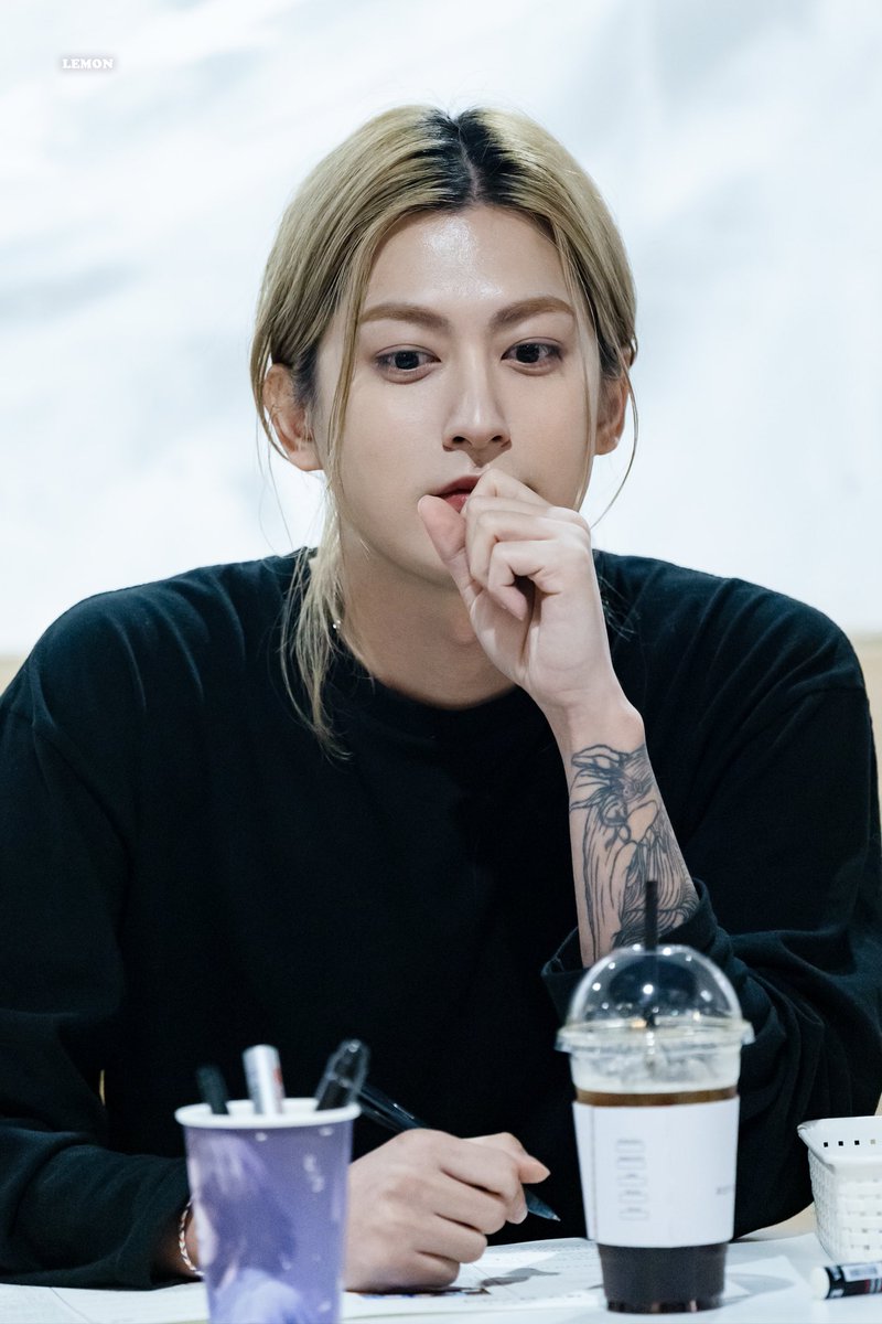 241223 📷
카페 로얄마카롱
#재효 #안재효