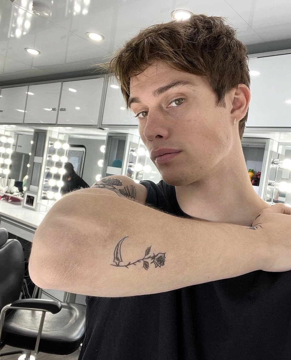 📱: <a href="/JAQUE4LREY/">𝖒𝖆𝖗𝖙𝖍𝖆.</a> 

💬: amooor
💬: mira que tatuaje me han puesto 
📷: