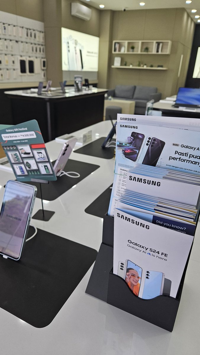 WaatsnN's tweet photo. Biar samaan kaya bias makannya ganti ke samsung aj https://t.co/p9HUa10aSn