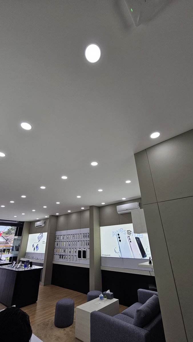 WaatsnN's tweet photo. Biar samaan kaya bias makannya ganti ke samsung aj https://t.co/p9HUa10aSn