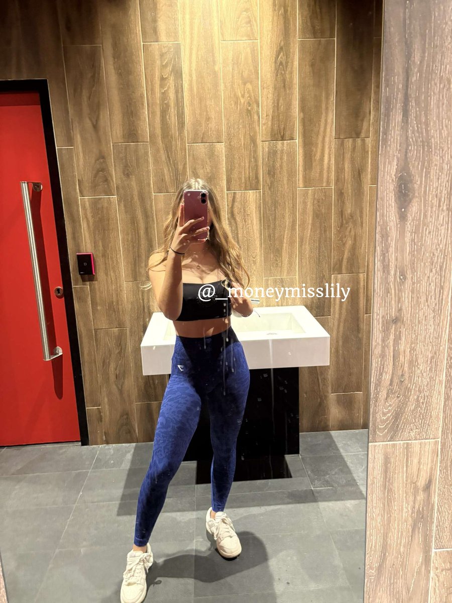 _moneymisslily's tweet photo. 💕💞💓💗💖💝💘

Le miroir est tellement sale, je l'aurais bien nettoyé avec la langue d'un toutou 😂😂😂 https://t.co/BgdGemOc2W
