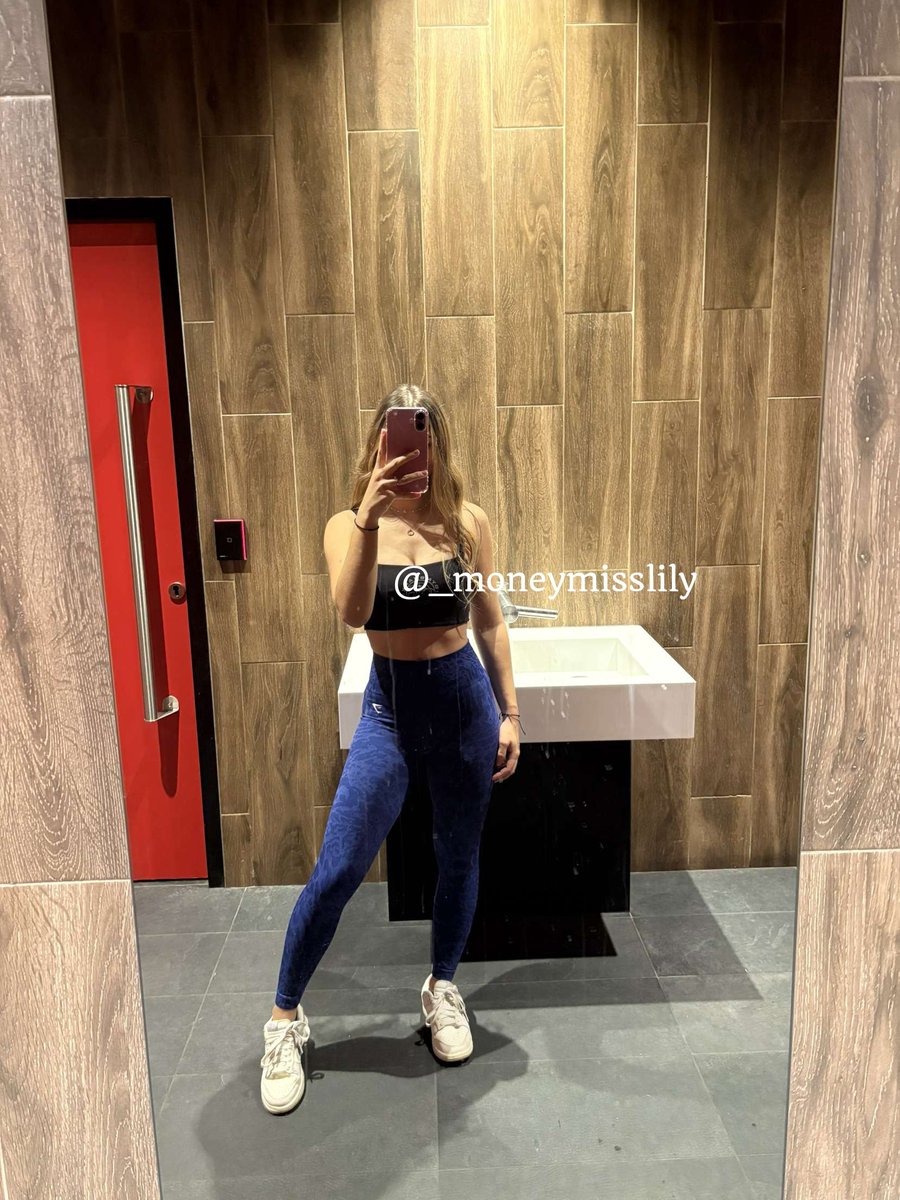_moneymisslily's tweet photo. 💕💞💓💗💖💝💘

Le miroir est tellement sale, je l'aurais bien nettoyé avec la langue d'un toutou 😂😂😂 https://t.co/BgdGemOc2W