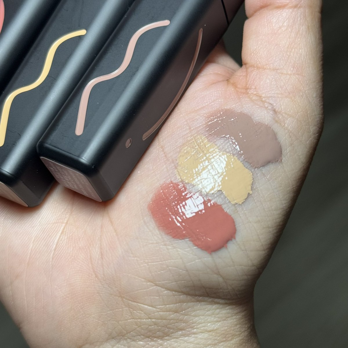 กลับมาบ้านแล้ว ขอหวีดลิปไพรเมอร์ของ javin ก่อนเลย ก็คือเราเป็นคนปากแห้ง ปากเป็นร่อง ตอนนี้ฟิลเลอร์ปากมันหมดไปละ ยังไม่มีเงินไปฉีดใหม่5555555 ตัวนี้ตอบโจทย์มาก มีละทาลิปสวยขึ้นจริงๆ เบลอร่องปากได้เริ่ดมาก ใช้ผสมกับลิปอื่นสนุกมากๆๆ แบบดีโคตร 🫶🏻☺️