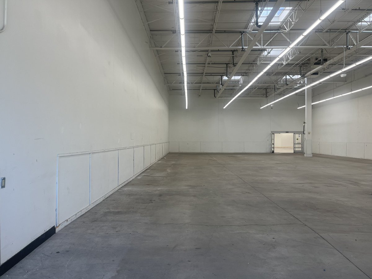 thugvodou's tweet photo. old walmart https://t.co/UFrND9bI6S