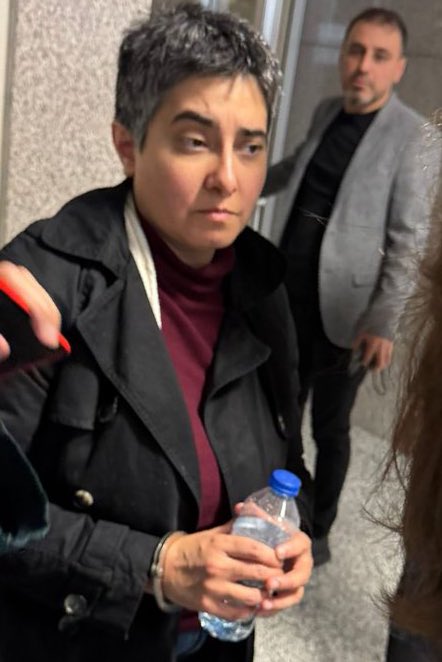 Hatırlatmak isterim ki adalet sağlanmadığı için Av. Dilek Ekmekçi 37 gündür açlık grevinde!

Yurtlarda kalan genç kızları, fuhuş ve uyuşturucu çetelerinden korumak isteyen Ekmekçi bu skandala dahil olan bürokratları ifşa ettiği için, Osman Gökçek’in de şikayeti üzerine tekrar