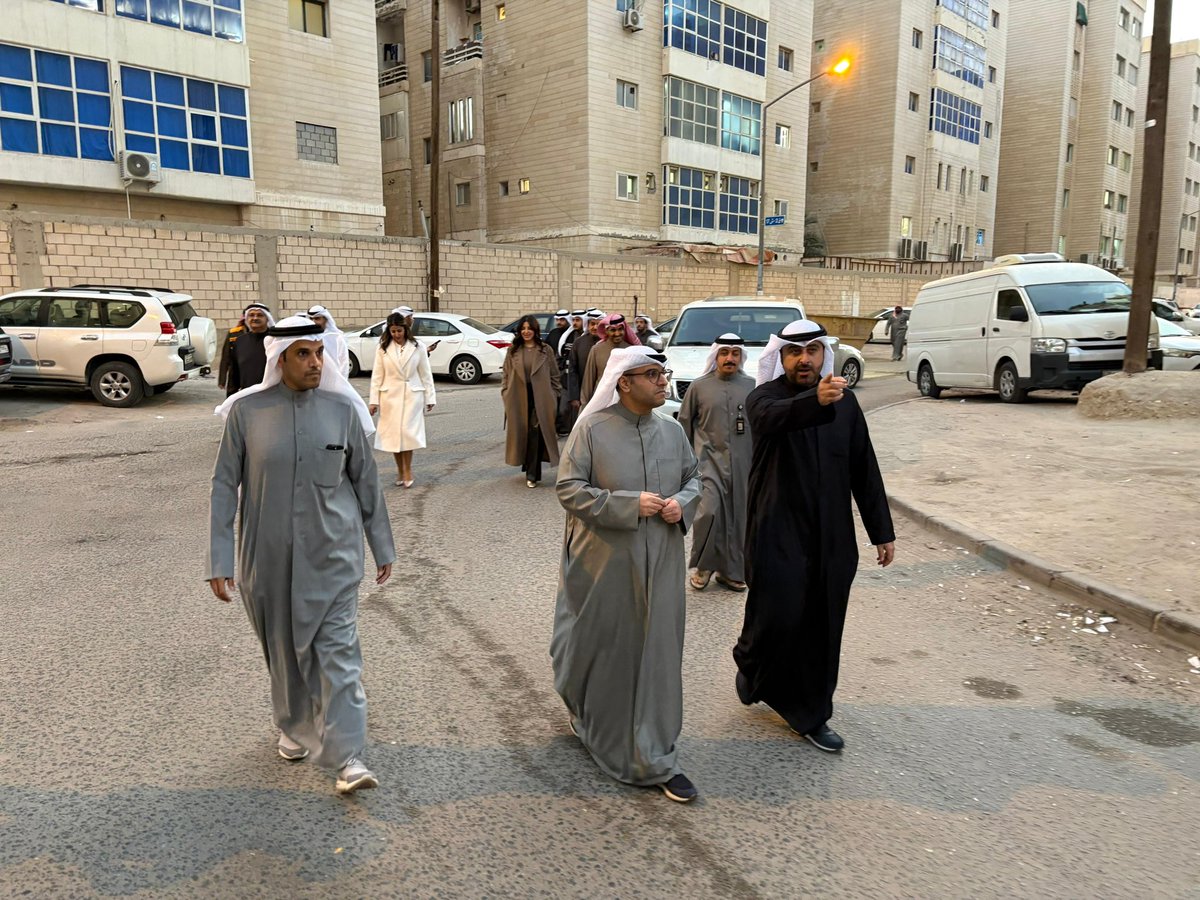 خلال جولة ميدانية مفاجئة على محافظة الفروانية

المشاري اتخاذ إجراءات فورية ومشددة ضد المخالفين

قام معالي وزير الدولة لشئون البلدية ووزير الدولة لشئون الاسكان عبداللطيف حامد المشاري ومدير عام بلدية الكويت بالتكليف المهندسة منال العصفور بجولة تفقدية لمحافظة الفروانية للوقوف على