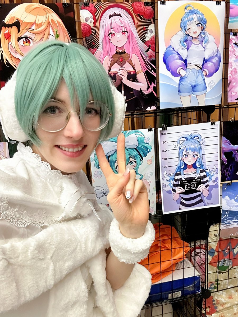 Puffyko's tweet photo. ❄️ Miku ❄️ Happy Holidays everyone! These are the only photos I have from #Mofucon UwU ❄️ https://t.co/vf4AsCit2H