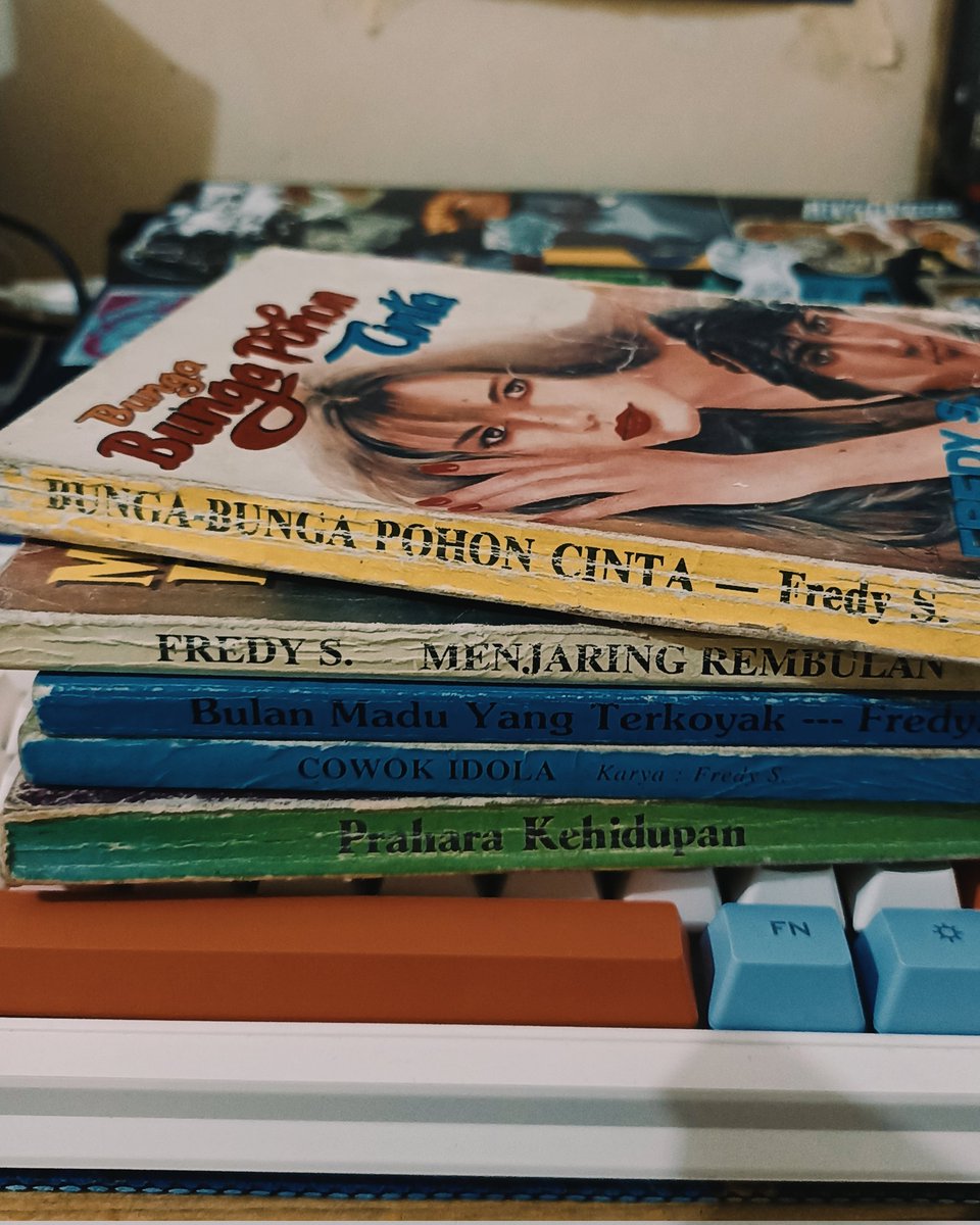 "<a href="/vorofon/">Erwin Setia</a>, gue mau bikin novel lucah. Cariin novel Fredy S. dong buat referensi."

"Nih, ambil aja semua. Di rumah masih banyak, tapi ini aja dulu deh."

"Berapa ini semua?"

"Gak usah, anggep aja gue sponsorin novel lu."