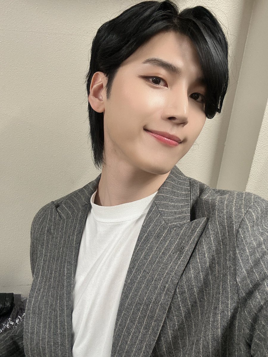 choiseonghyeok_'s tweet photo. 最後の公演が終わりました！
明日が最後のイベントですね！一緒に楽しみましょう！
公演を見てくださった皆さん、 ありがとうございました！！！
来年もよろしくお願いします！ まだ明日が残ってるけど😛 https://t.co/Lf23zSMlK1