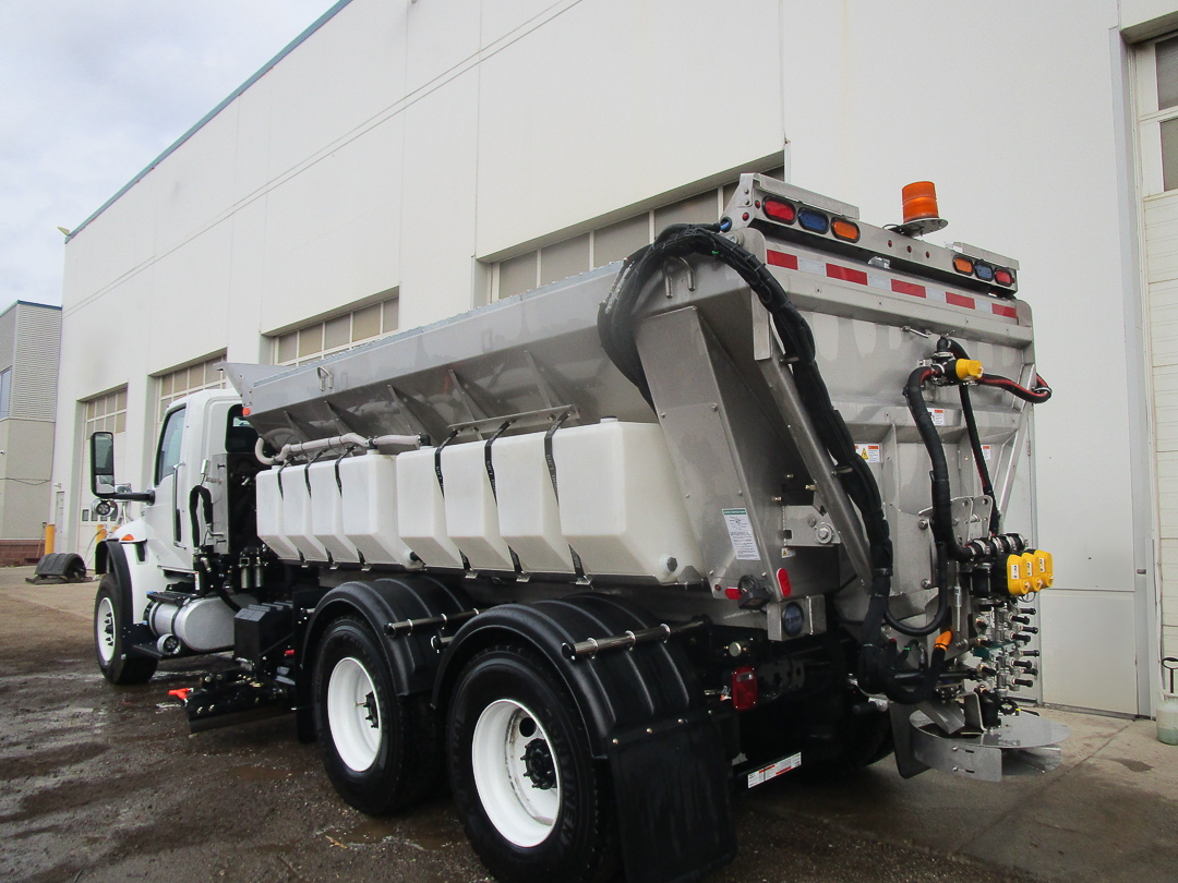 A new Western Canada build with our Reversible Underbody Scraper and a stainless steel VBA15 Dual Auger Hopper. Configured for rear discharge, this hopper uses our symmetry spinner to spread across 3 lanes with 30% pre-wetting. This unit is also fully equipped for 3-lane DLA.