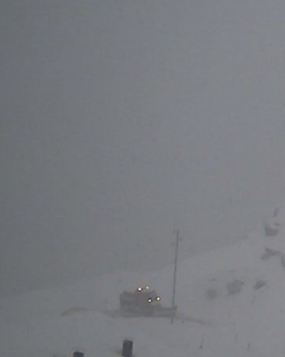 evasundin1's tweet photo. Schneepflug kommt. Aber wo ist eigentlich die Strasse?
#Fuorns https://t.co/jfuEvkEkpn