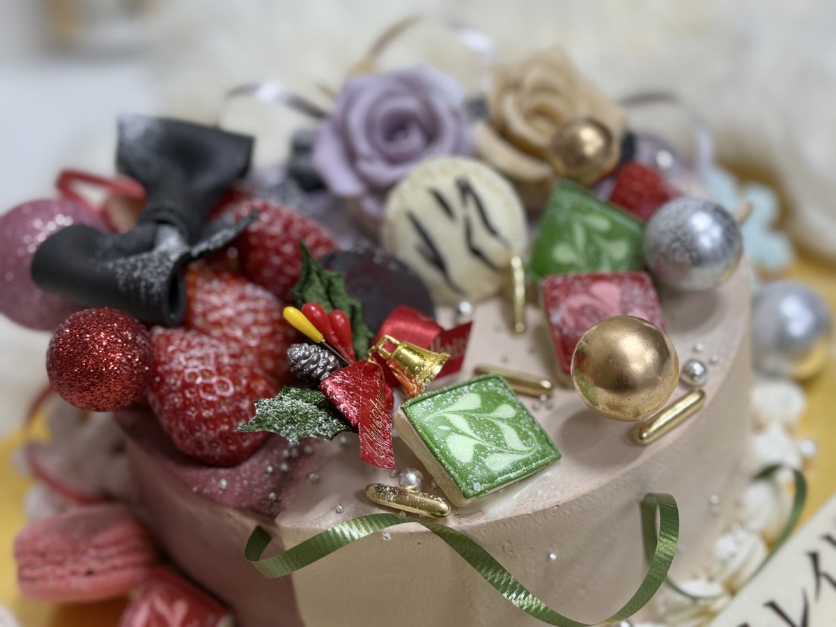 【待降節企画】
今日は降誕祭前夜。
飾り付けたもみの木🎄と洋菓子🍰を囲んで、招宴の始まりです🎉
今年一年沢山頑張った皆さんも、是非一緒に乾杯しましょう🥂

※🍰は探偵社、猟犬、天人五衰と白虎、羅生門をイメージしたオーダー🍰です。どこがどの部分かわかりますか❓
#bungosd