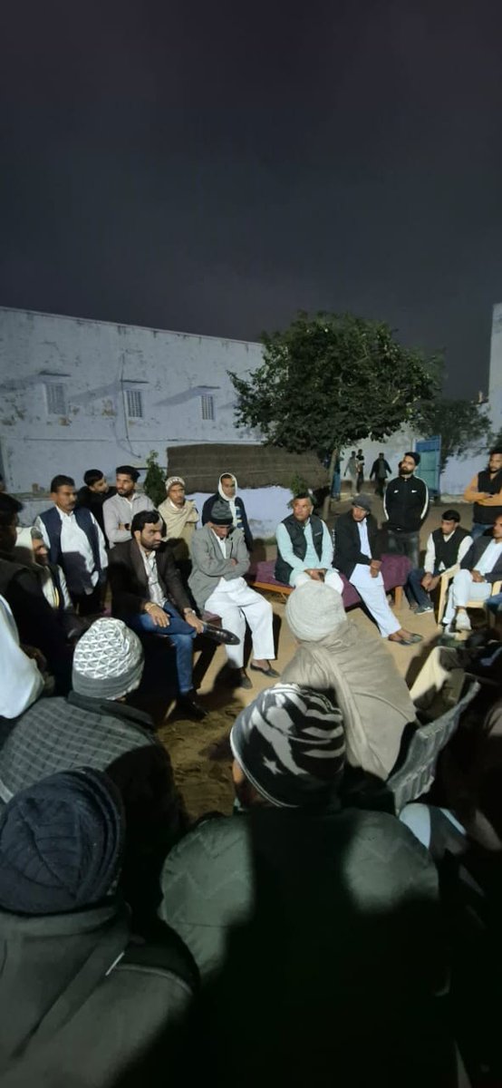 hanumanbeniwal's tweet photo. नागौर संसदीय क्षेत्र की मौलासर तहसील के अलखपुरा गांव निवासी व मेरे मित्र दानाराम जी जाखड़ का विगत दिनों निधन हो गया था, आज उनके आवास पर जाकर स्वर्गीय दानाराम जी को श्रद्धांजलि अर्पित की व शोकाकुल परिजनों को ढांढस बंधाकर उनका दुःख बांटने का प्रयास किया,परमात्मा दिवंगत दानाराम जी की पुण्यात्मा को अपने श्री चरणों में स्थान प्रदान करें |