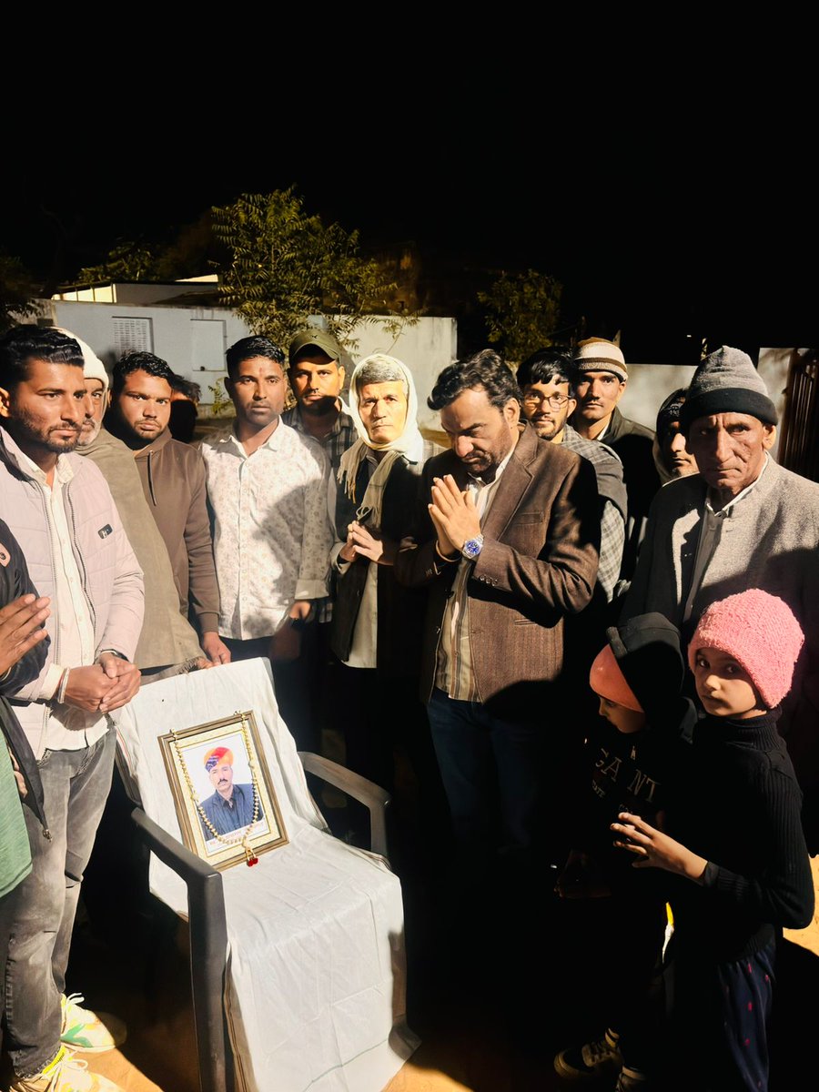 hanumanbeniwal's tweet photo. नागौर संसदीय क्षेत्र की मौलासर तहसील के अलखपुरा गांव निवासी व मेरे मित्र दानाराम जी जाखड़ का विगत दिनों निधन हो गया था, आज उनके आवास पर जाकर स्वर्गीय दानाराम जी को श्रद्धांजलि अर्पित की व शोकाकुल परिजनों को ढांढस बंधाकर उनका दुःख बांटने का प्रयास किया,परमात्मा दिवंगत दानाराम जी की पुण्यात्मा को अपने श्री चरणों में स्थान प्रदान करें |