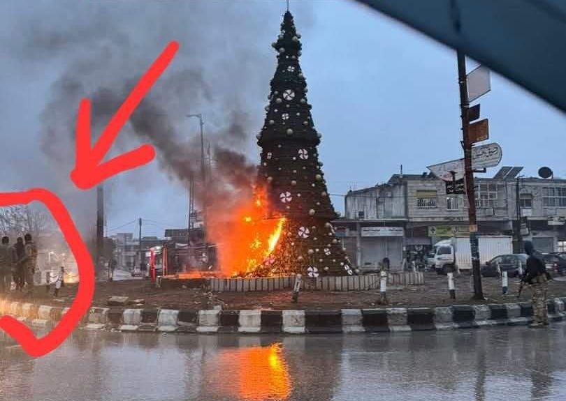 عاجل يحدث الان : 

العصابات الارهابية التابعة للجولاني تمنع أبناء الطائفة المسيحية بسوريا من الاحتفال وتحرق شجرة الميلاد في مدينة السقيلبية بعد ان وضعوها يوم امس .