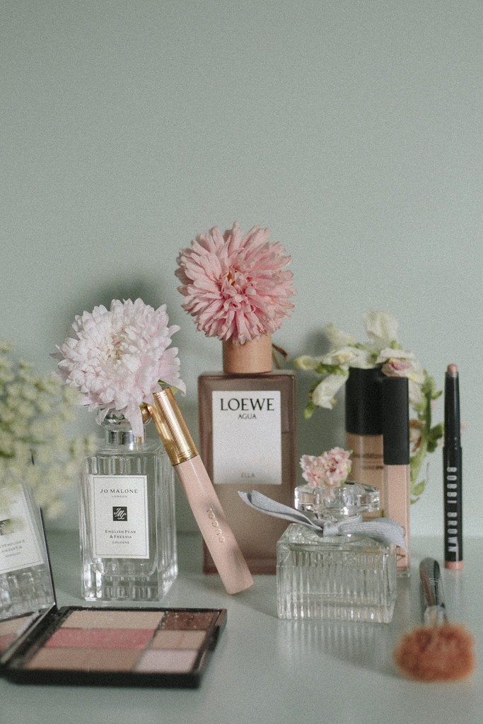 LoBeautylife's tweet photo. My makeup routine = quick, low-maintenance, long-lasting! ⏱️✨

Faves:
🌟 BareMinerals foundation
🌟 IT Cosmetics concealer
🌟 Pixi blush
🌟 Chanel bronzer
🌟 NARS eyeshadows &amp; Gucci mascara
Scent: Loewe Agua Ella 🌸
#BeautyFaves #MakeupRoutine 💄 https://t.co/fJ3oGx2BsL