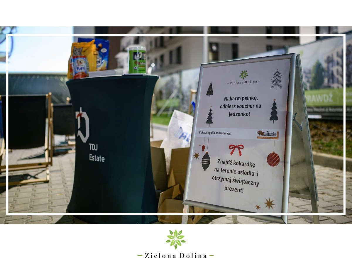 tdjestate's tweet photo. Warsztaty edukacyjne, degustacja świątecznych przekąsek i wspólne oglądanie bajek w kinie plenerowym – przedświąteczne dni na osiedlu #ZielonaDolina były czasem budowania sąsiedzkich więzi. Ale mieszkańcy nie zapomnieli o potrzebujących – wsparli darami schroniska Psitul Mnie. https://t.co/gFR99zSYeC