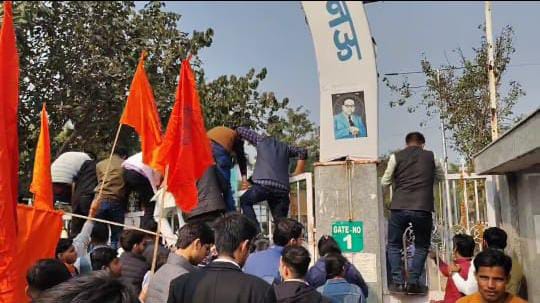 Abhishe18401440's tweet photo. BBAU Lucknow में ABVP के गुन्डो ने किया जमकर उपद्रव पहले विवि के गेट फांदते हुए प्रवेश किया, फिर पत्थरो से ताला तोड़ा, सुरक्षाकर्मियो से मारपीट की,फिर अम्बेडकर भवन मे प्रवेश कर तांडव किया
#Save_BBAU
@SathiDhananjay
@ranvijaylive
@INCUttarPradesh
@tanujpuniaINC
@DharDipsita https://t.co/t6sw1V2ZhN