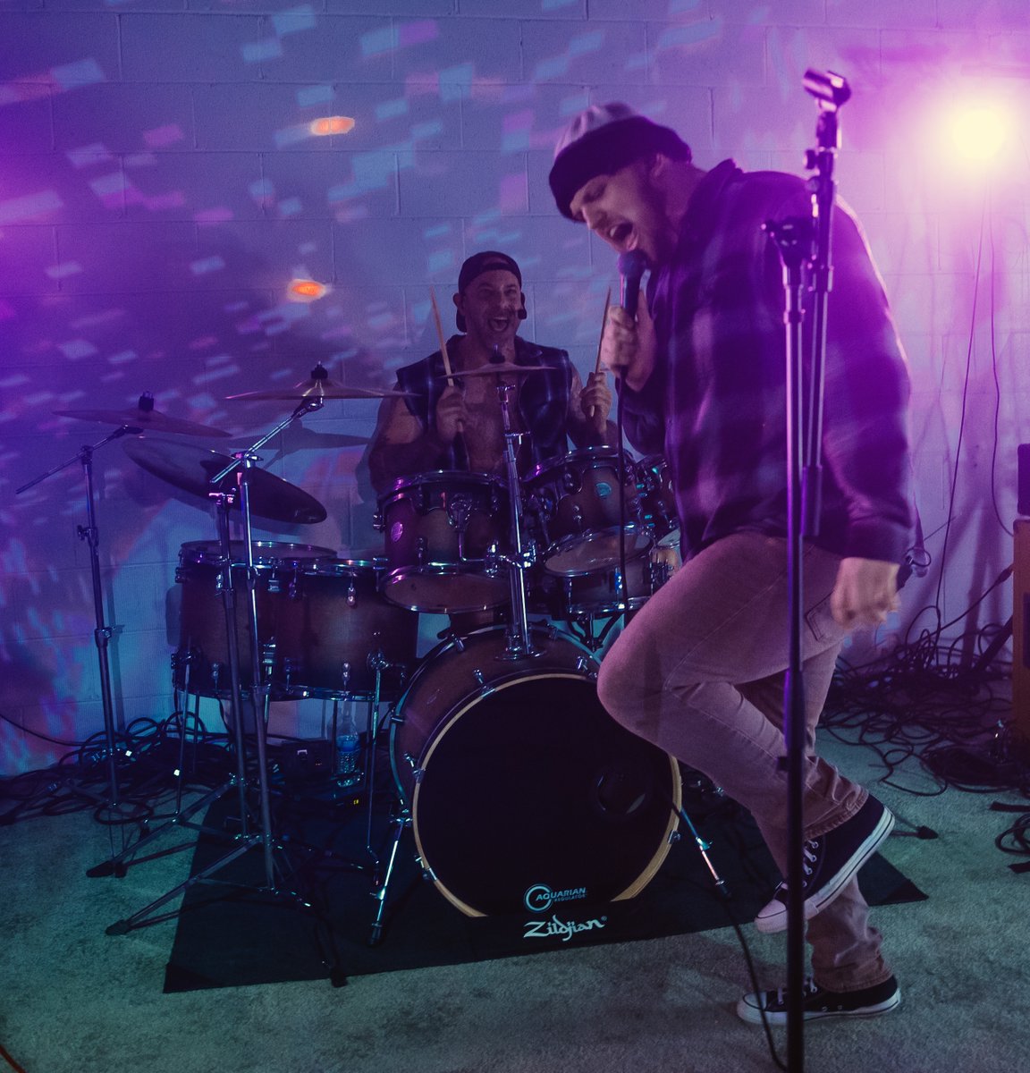 LikeSummerBand's tweet photo. 🎶 When the energy on stage hits just right! 🎤🥁
Here’s Q and Joe bringing the house down with killer vocals and beats. This is what Feels Like Summer is all about—great music, great vibes, and unforgettable moments!
#FeelsLikeSummerBand #LiveMusic #RockOn #90sAndBeyond #Atl https://t.co/3XMG4LqQV0