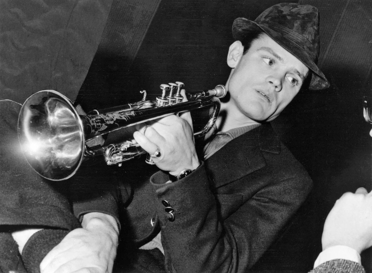 DiegoAManrique's tweet photo. Hace 95 años nacía en Oklahoma CHET BAKER, uno de los más líricos trompetistas de jazz y también vocalista de frágil romanticismo. La delicadeza de su arte contrastaba con la aspereza de su biografía, una vida dura en la llegó a perder toda su dentadura  https://t.co/eWMIHwDMJS https://t.co/pTDUWVSB8y