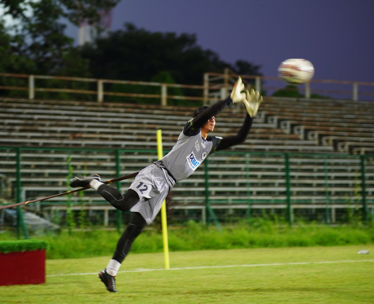dhee_singh01's tweet photo. Feeling fueled ⚽️🧤⚡️

#MondayMotivation #Training #Goalkeeping #IndianFootball #GreenAndMaroon #JoyMohunBagan https://t.co/GKYt0DFDia