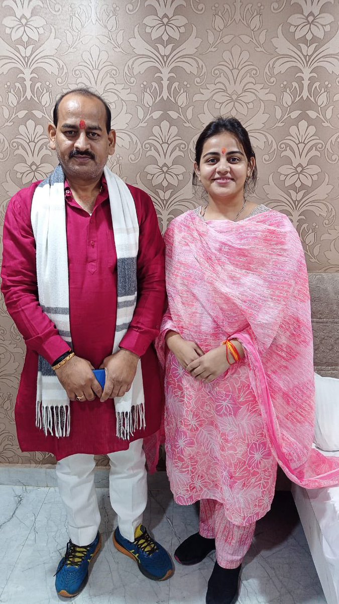 sunilsingh_0077's tweet photo. ये वक्त की नजाकत और बदलते दौर की मजबूरी है…
लड़के को पराठे और लड़की को कराटे सिखाना बहुत जरूरी है…
सम्मान सब को ही देना मगर…
अपना आत्मसम्मान कभी भी न खोना…!!

शुभ रात्रि, जय श्री पीताम्बरा माई 🙏❤️🚩
#मेरी_बेटी_मेरा_अभिमान https://t.co/4Uz8OO5riI