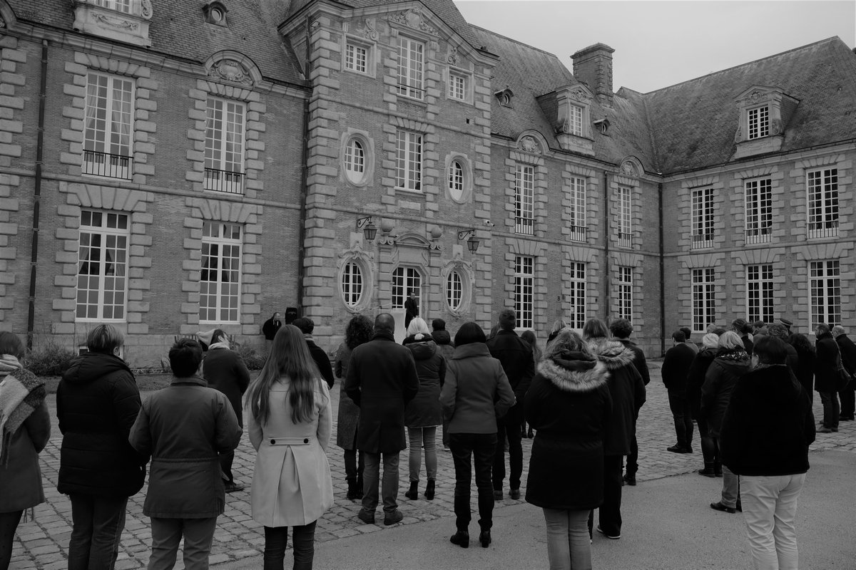 secrétaire général et sous-préfet de l’arrondissement d'Alençon, pour observer une minute de silence.
 
🎤"Ce moment de recueillement est un acte simple, mais d'une portée immense. Il symbolise notre unité en tant que nation face à l'adversité".