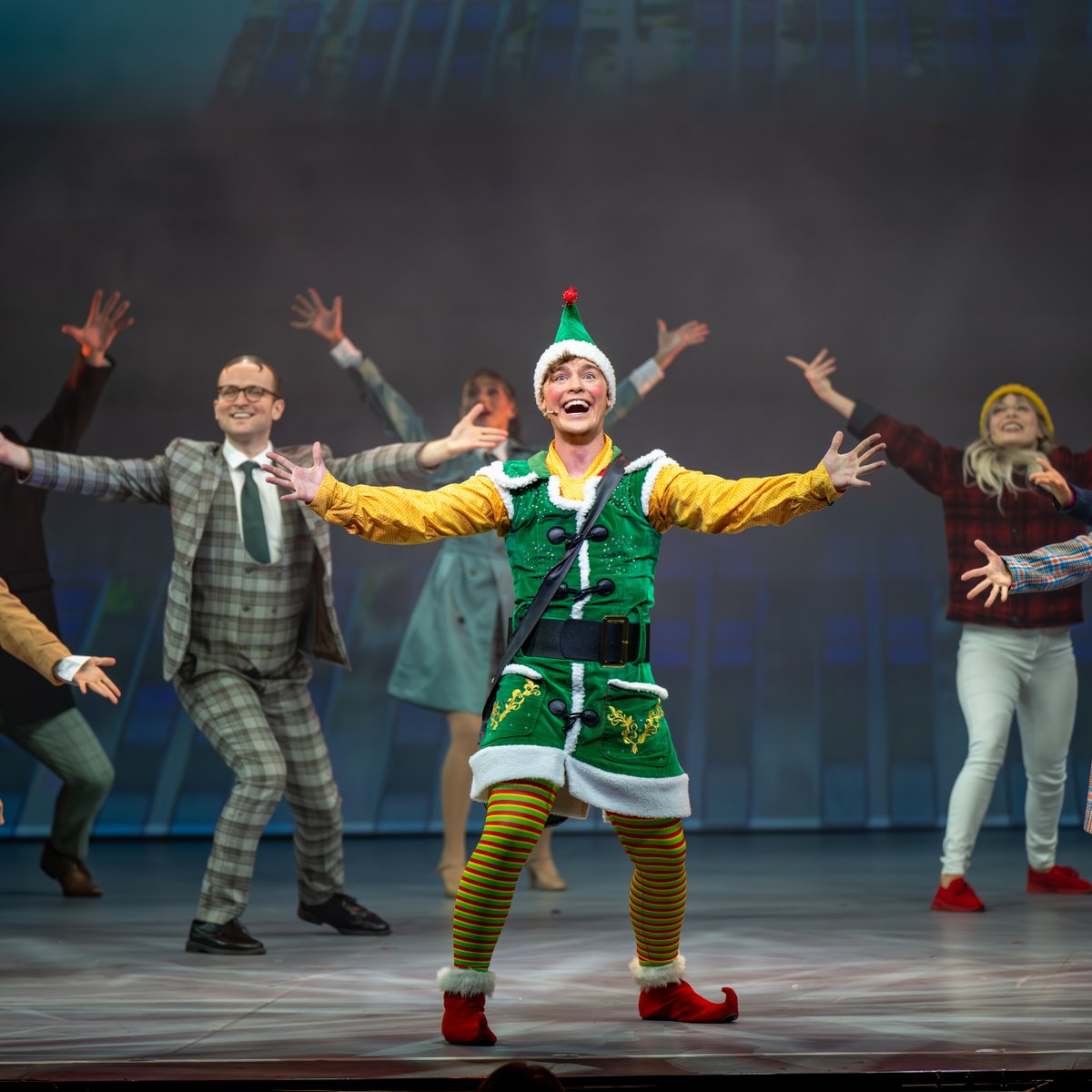 fdarena's tweet photo. 🎁 The perfect pre-Christmas treat - it's #ELFTheMusical in Leeds!

🎟️ℹ️🕗 Info/timings 👇
https://t.co/6BLtBz0Ogz
📍🚗♿ Plan your visit 👇
https://t.co/sck9zjBo9E

⬆️ Upgrade: https://t.co/CyT8efIWxO

⚡️ #BeSafeBeSound | @TerrorismPolice 
➡️ https://t.co/mDpnI8v4vz https://t.co/voOUck5JOl
