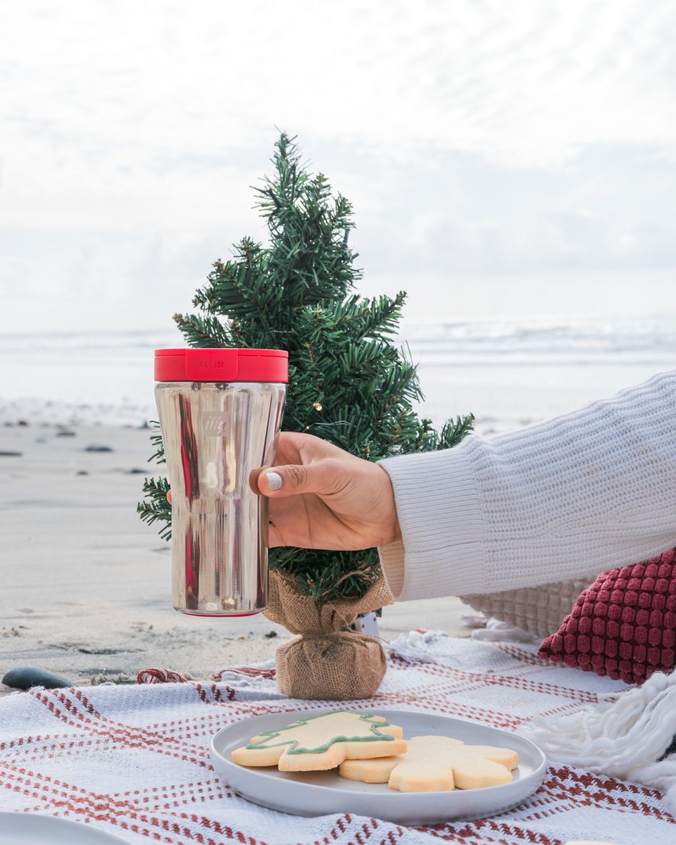illyUSA's tweet photo. Oh the weather outside is…delightful when you have the right coffee.

#illycoffee #LIVEHAPPilly #QualityLovesDetails #Christmas #ChristmasCookies #ChristmasOnTheBeach #Picnic https://t.co/ndrsoZP681