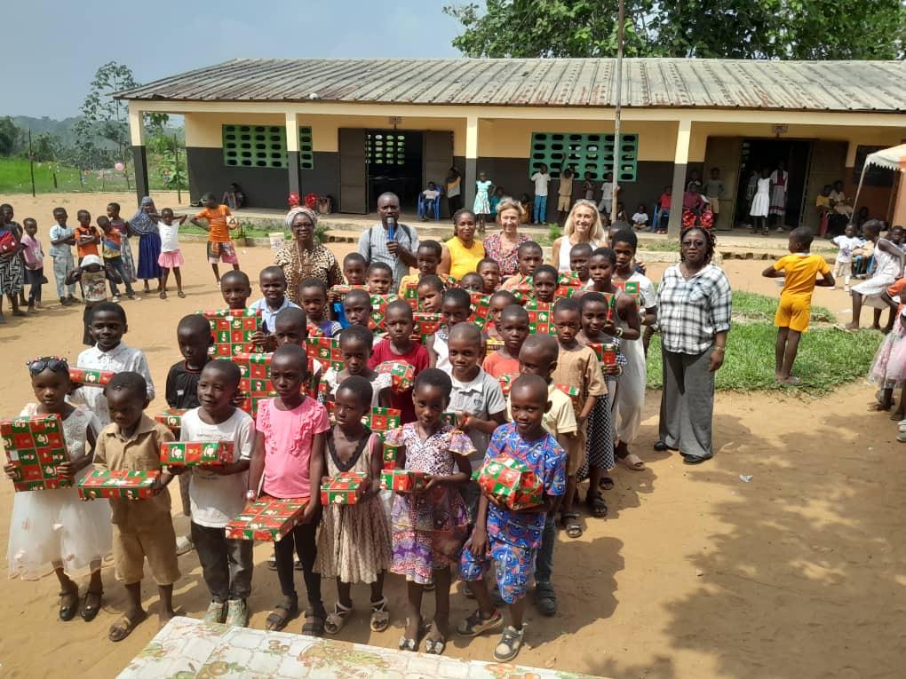 Grâce à la générosité de tous, les enfants de l’école de Bonoua ont reçu des dons qui illuminent leur Noël. Un grand merci à Florence Moreau, Directrice générale de MyProd, membre de la French Tech Abidjan, pour avoir organisé cette belle initiative.